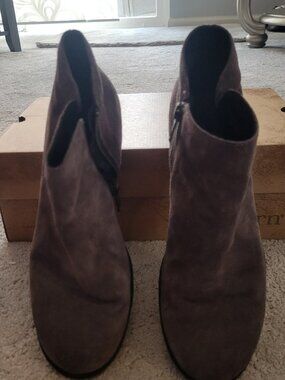 Born Holman Gray Suede Ankle Booties Size 6.5M | Low Block Heel | EUC